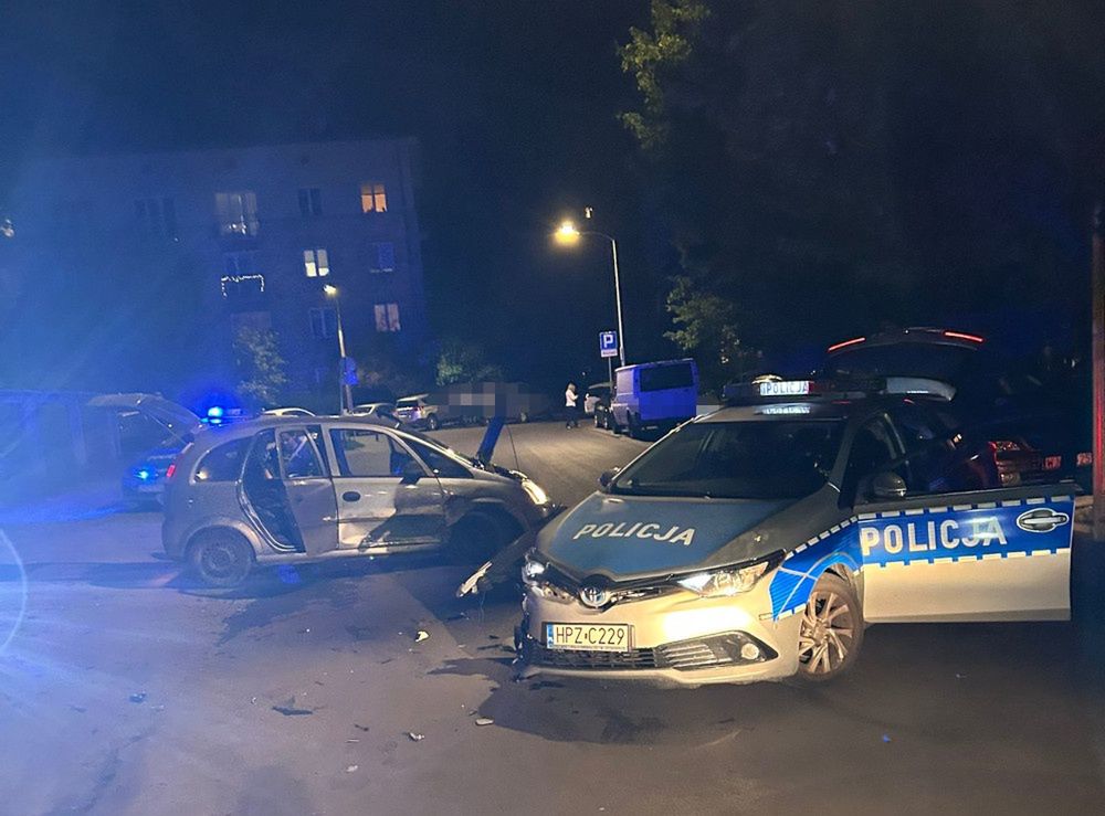 Złapany na gorącym uczynku. Złodziej z łupem wjechał w radiowóz