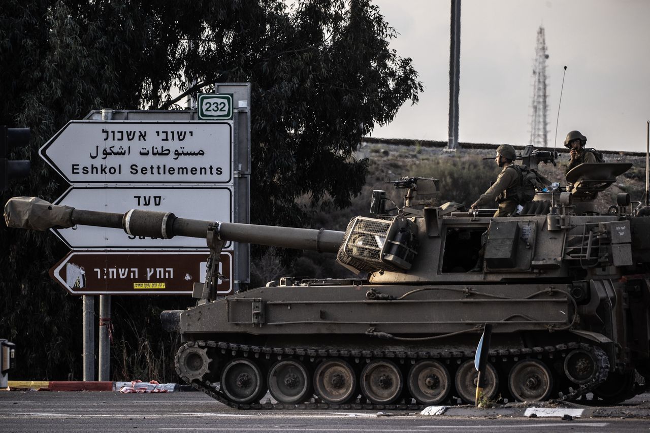 Izraelski czołg w Sderot w pobliżu granicy ze Strefą Gazy. Siły Izraela czekają na sygnał do ataku
