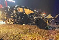 Poważny wypadek pod Nowogrodem Bobrzańskim. Kierowcę z mazdy wycinali strażacy. Z auta wypadł silnik