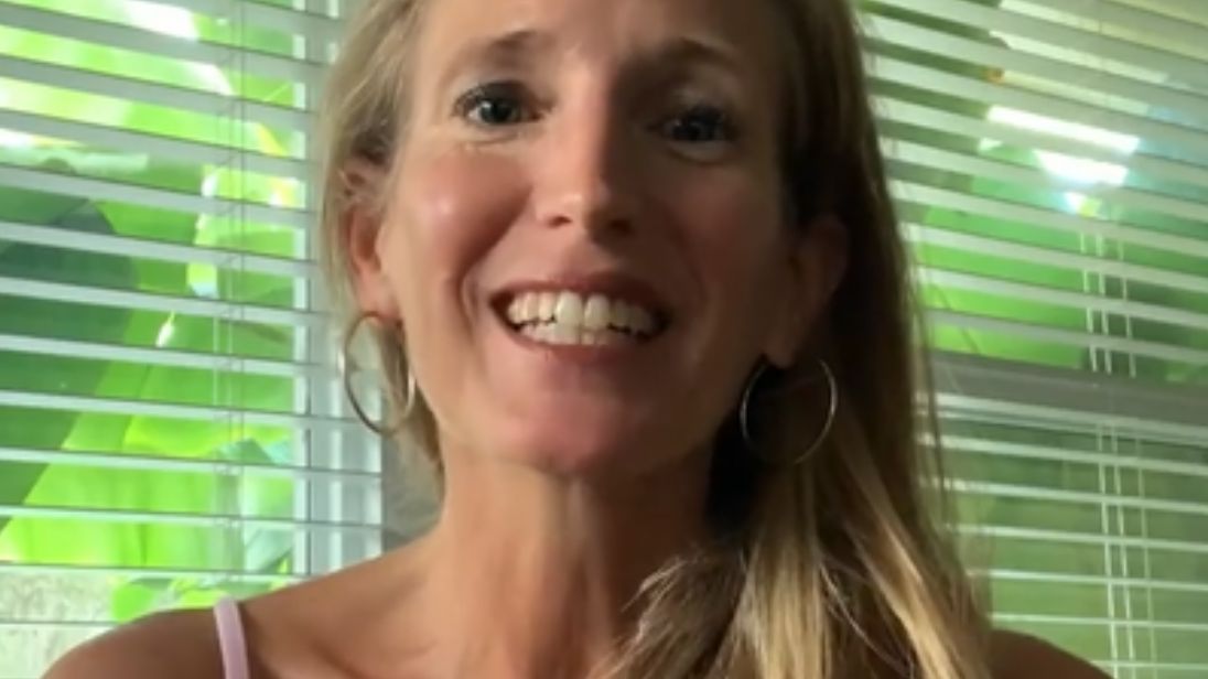 Ma 52 lata i umawia się z 20-latkami