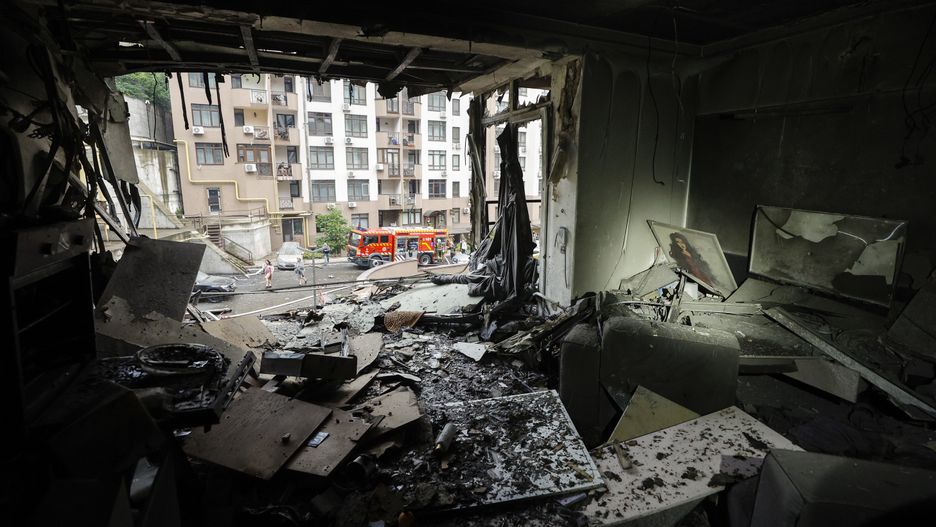 At least two people dead and 15 injured in Russian overnight attack on Ukraine
epa12250623 An internal view a damaged flat after a drone strike on a residential building in Kyiv, Ukraine, 21 July 2025, amid the Russian invasion. At least two people died and 15 people were injured after Russian forces launched an overnight large-scale combined attack with at least 24 missiles and 426 drones across Ukraine, the State Emergency Service (SES) of Ukraine reported.  EPA/SERGEY DOLZHENKO 
Dostawca: PAP/EPA.
SERGEY DOLZHENKO
attack, missiles, drones, damage