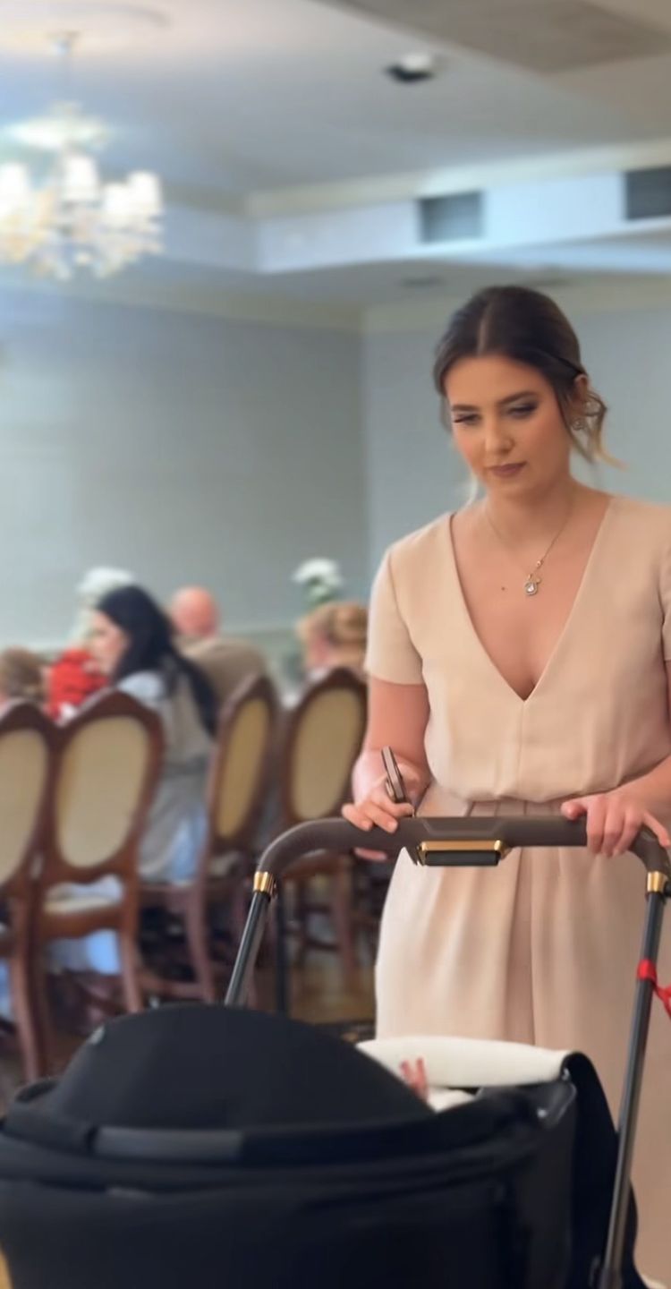 Faustyna pokazuje kolejne kadry z chrzcin Floriana