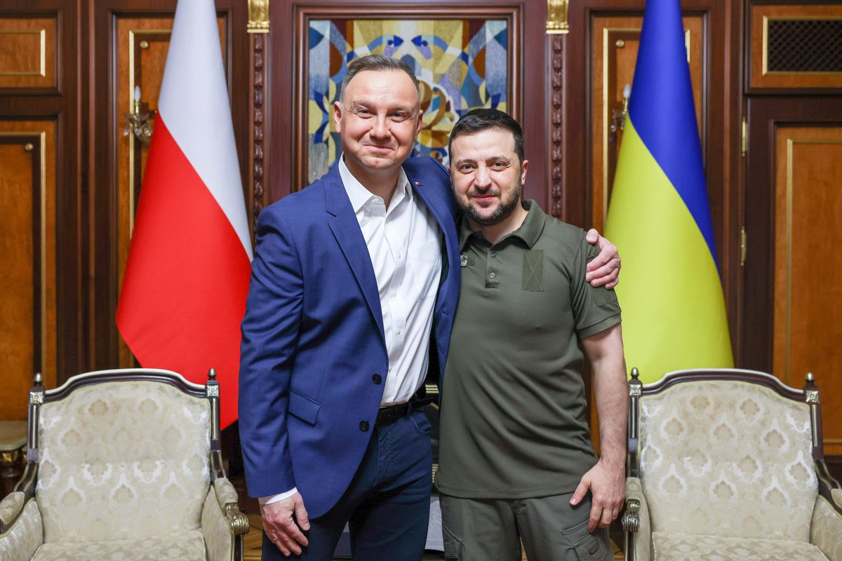 Kijów, Ukraina, 22.05.2022. Prezydent RP Andrzej Duda (L) i prezydent Ukrainy Wołodymyr Zełenski (P) podczas spotkania w Kijowie, 22 bm. Prezydent Andrzej Duda jest z wizytą na Ukrainie. W Radzie Najwyższej w Kijowie wygłosił orędzie jako pierwsza głowa obcego państwa od wybuchu wojny. Trwa inwazja Rosji na Ukrainę. (mr) PAP/Jakub Szymczuk/KPRP HANDOUT EDITORIAL USE ONLY NO SALES