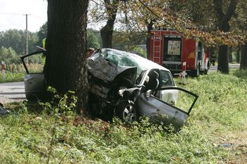 Tragiczny wypadek pod Wrocławiem. Samochód osobowy z impetem wjechał w drzewo. Kierowca zginął na miejscu