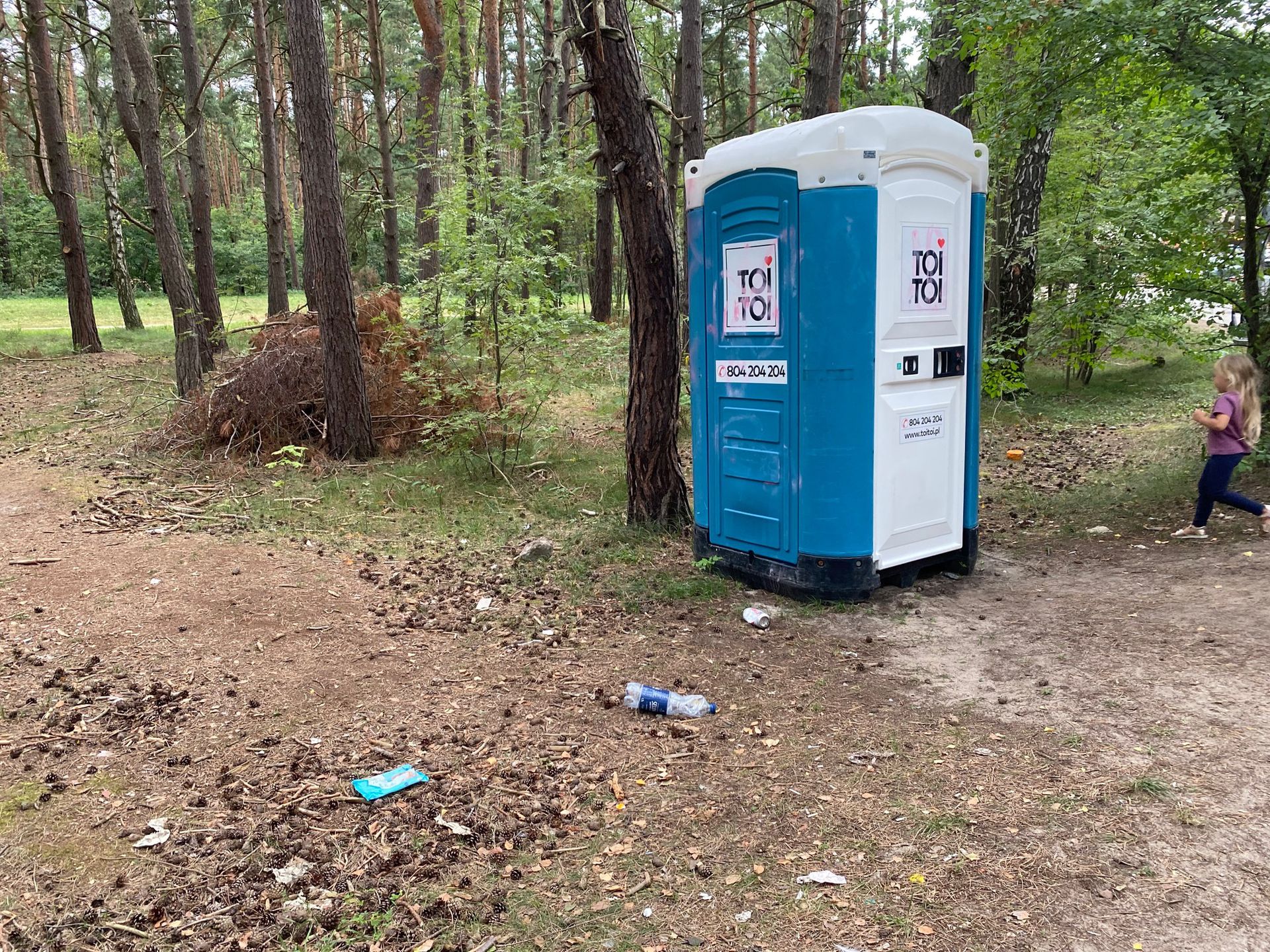 W lesie na Wyspie Sobieszewskiej po wakacjach zostały śmieci 