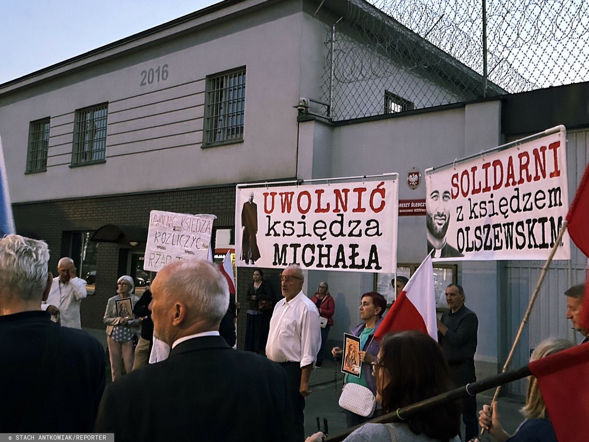 Protest przed aresztem śledczym, gdzie przetrzymywany jest ks. Olszewski