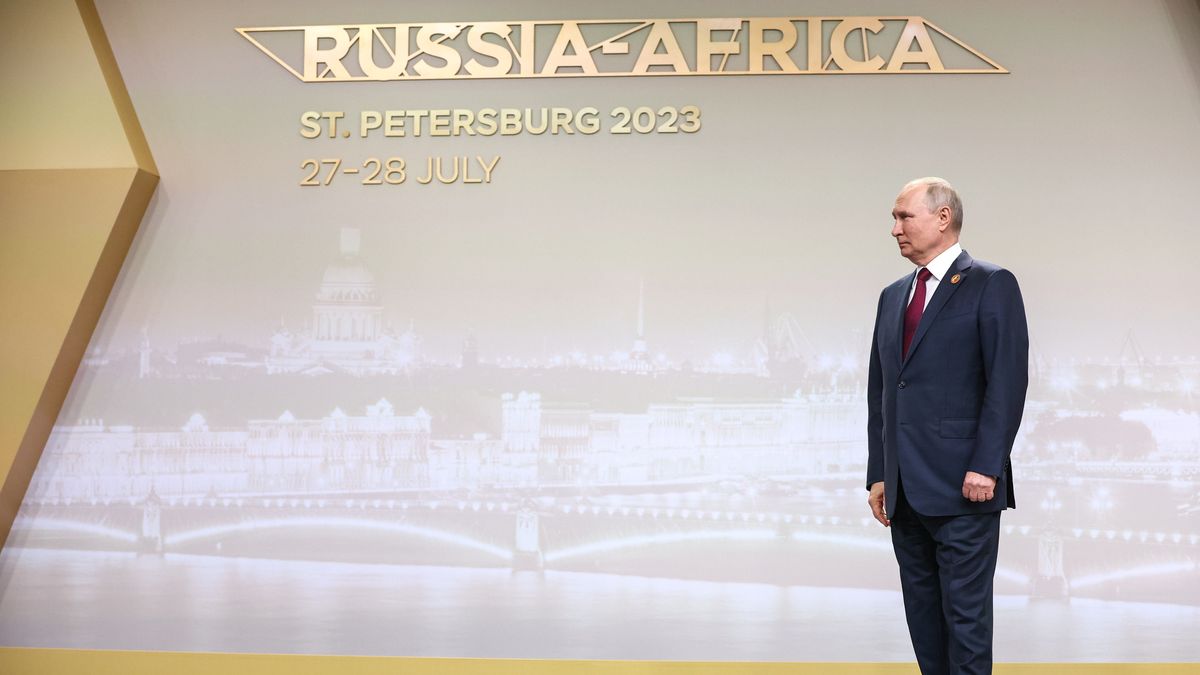 A handout photo made available by TASS Host Photo Agency shows Russian President Vladimir Putin during an official meeting ceremony of the heads of participating delegations of the Second Summit Economic and Humanitarian Forum 'Russia-Africa' in St.Petersburg, Russia, 27 July 2023. The Second Summit Economic and Humanitarian Forum 'Russia-Africa' will take place from July 27 to 28 at the congress-exhibition center Expoforum in St. Petersburg. EPA/Sergei Bobylev / TASS Host Photo Agency / HANDOUT MANDATORY CREDIT HANDOUT EDITORIAL USE ONLY/NO SALES Dostawca: PAP/EPA.