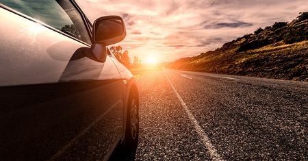„Polak w drodze po auto”. Co wpływa na decyzję o kupnie samochodu?
