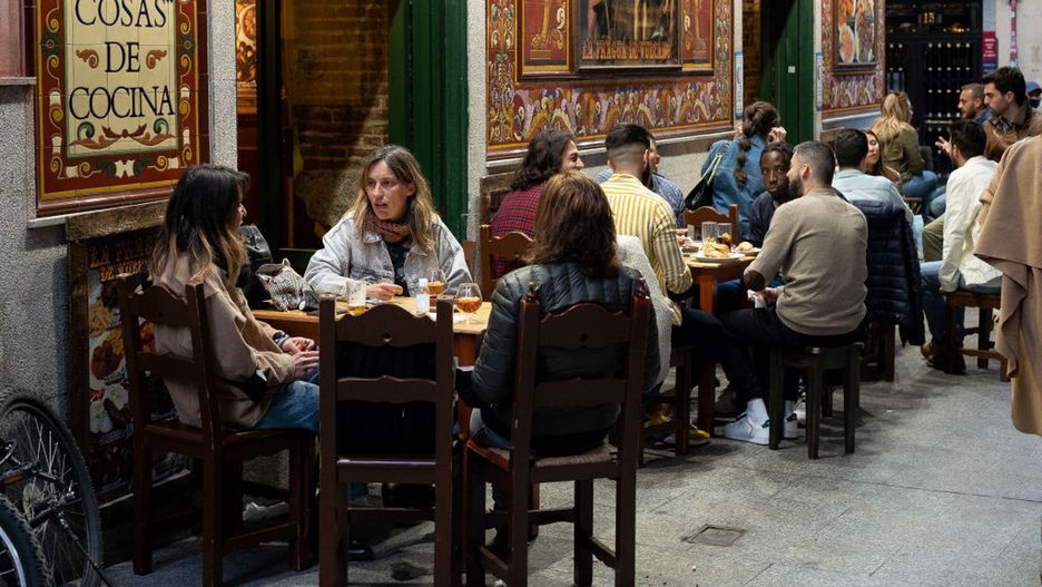 Mimo rosnącej liczby zachorowań, bary i restauracje w Hiszpanii pozostają otwarte