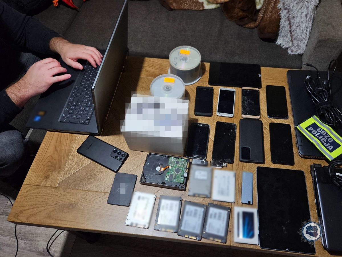 "Game Over" dla pedofilów. CBZC zatrzymuje 100 osób w ogólnopolskiej akcji wymierzonej w twórców i dystrybutorów treści z wykorzystywaniem dzieci