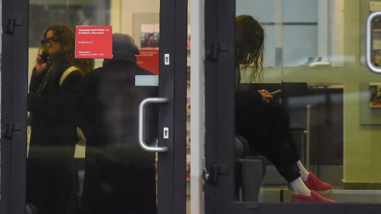 Michał Szpak w szaliku za ponad 2 tysiące i  różowych kapciuszkach mknie po Warszawie załatwiając sprawunki (ZDJĘCIA)