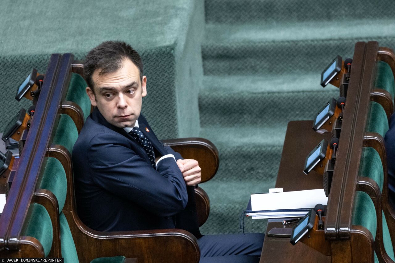 Minister chwali się historyczną transakcją. Ekonomista go skrytykował. "Zadłużanie w obcej walucie"