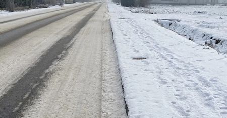 Nadchodzą opady śniegu. Wielu zapomina o obowiązku, a mandat to 1500 zł