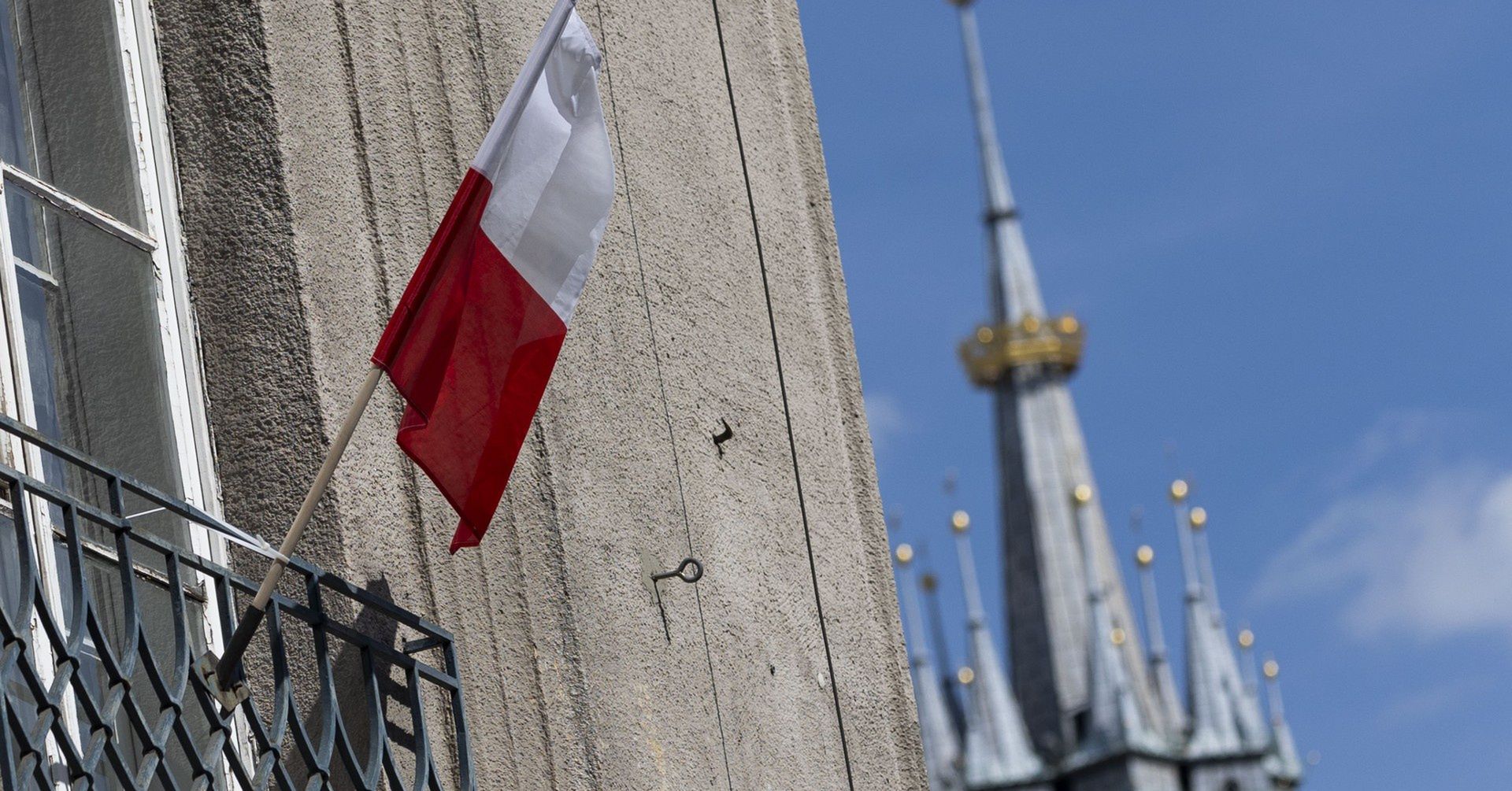 Kraków pamięta o powstańcach. Na ważnych budynkach w mieście pojawiły się biało-czerwone flagi.