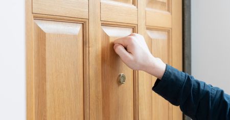 Urzędnicy dostarczą dokumenty. Są skuteczniejsi niż poczta