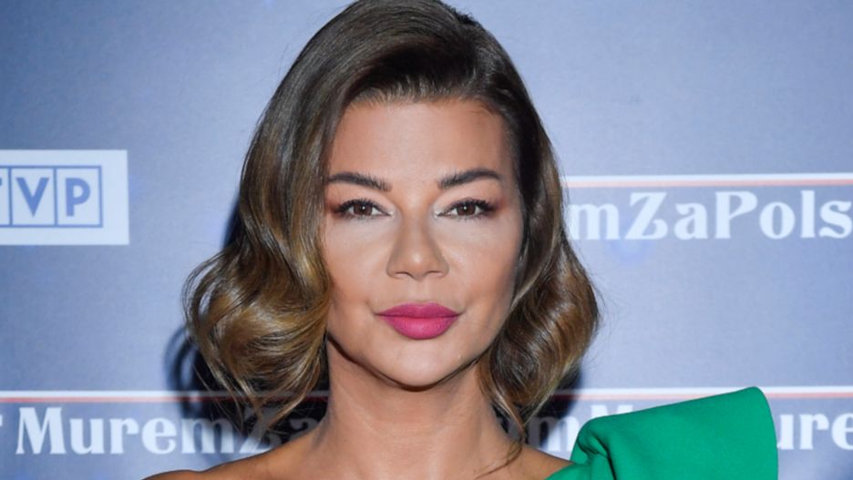 Edyta Górniak nosi sukienkę modelującą idealną na święta.