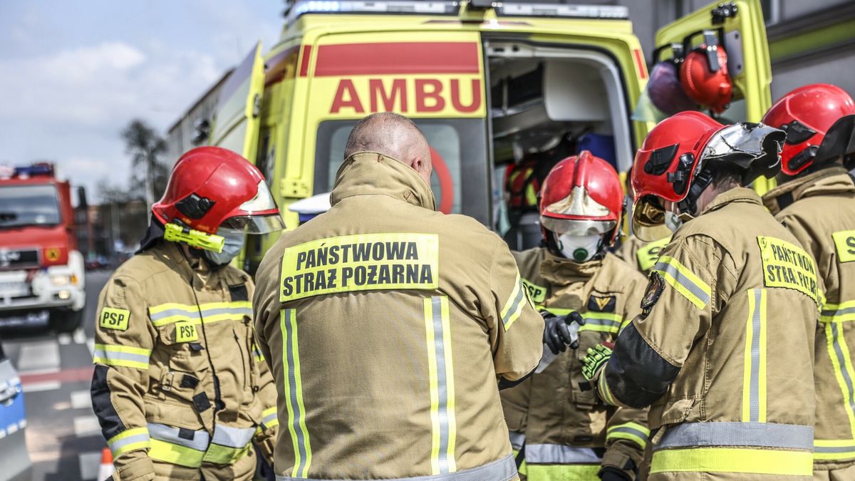 reporter_baza_2021-04
19.04.2021 Zielona Gora wypadek drogowy zderzenie motocyklisty motor z samochodem honda na miejscu wypadku drgoowego sluzby ratunkowe policja drogowka drogowke policje policji karetka pogotowia ratunkowego straz strazacy straz pozarna strazy pozarnej nosze ranny motocyklista na nosach   fot. Piotr Jedzura/REPORTER
Piotr Jedzura/REPORTER