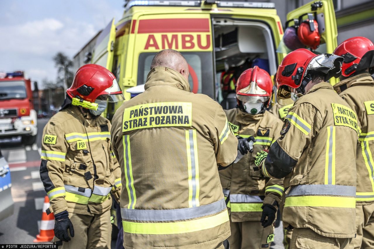 Wchodzili siłowo do mieszkania. Policjanci i strażacy zaatakowani gazem