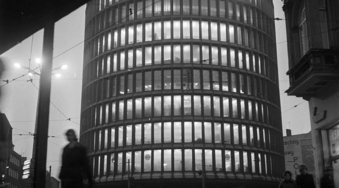 Poznaniacy go kochali, strażacy krytykowali: 71 lat temu otwarto Okrąglak, a na drugi dzień go… zamknięto