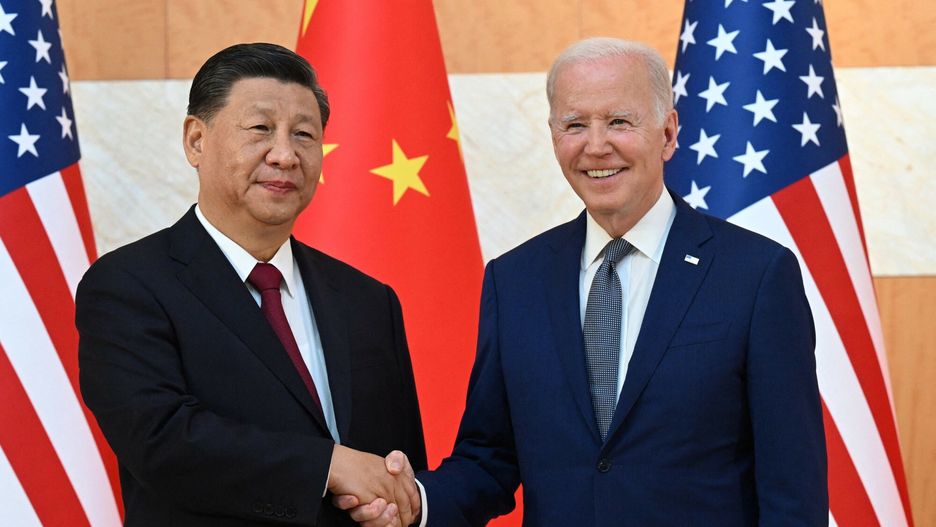 Biden spotka? si? z Jinpingiem na szczycie G20
US President Joe Biden (R) and China's President Xi Jinping (L) shake hands as they meet on the sidelines of the G20 Summit in Nusa Dua on the Indonesian resort island of Bali on November 14, 2022. (Photo by SAUL LOEB / AFP)
SAUL LOEB