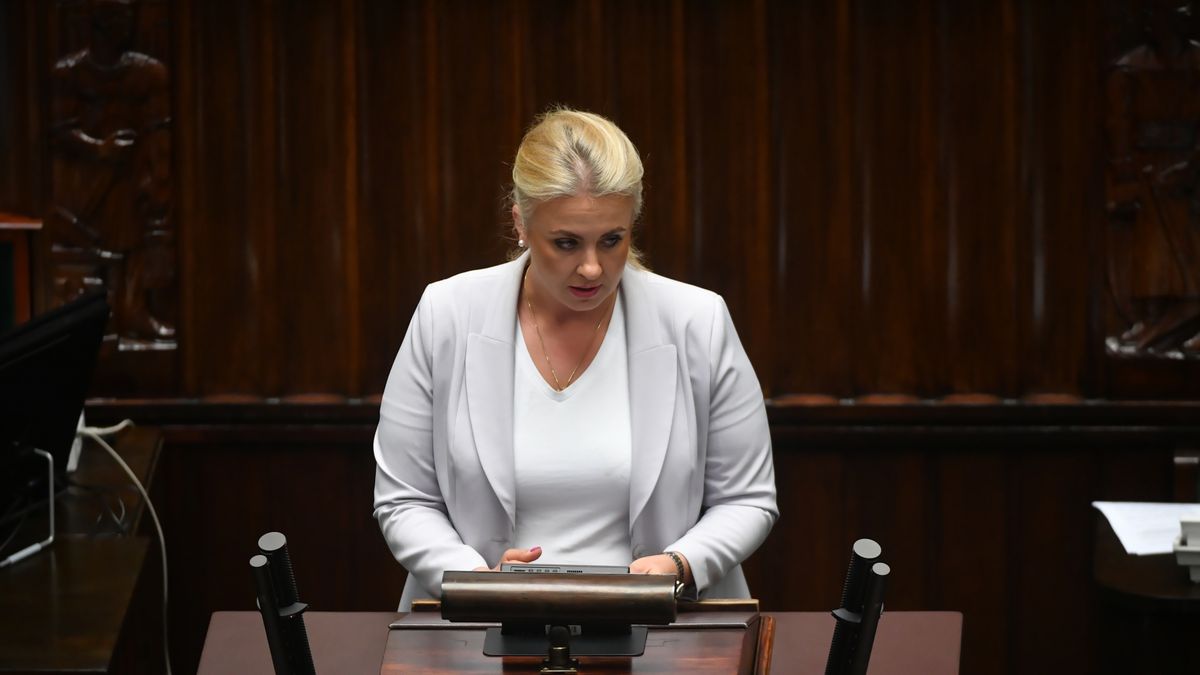 Katarzyna S�jka
Warszawa, 13.06.2023. Pos�anka PiS Katarzyna S�jka na sali obrad Sejmu w Warszawie, 13 bm. Sejm rozpocz�� czterodniowe posiedzenie; ma zaj�� si� m.in. prezydenckim projektem noweli ustawy o komisji ds. rosyjskich wp�yw�w oraz zmianami w tegorocznym bud�ecie pa�stwa. (jm) PAP/Andrzej Lange
Andrzej Lange
obrady, posiedzenie, sala obrad, sejm, 9, 9., IX, kadencja, kadencji, Sejm RP, politycy, polityk, polityka, 77 77.