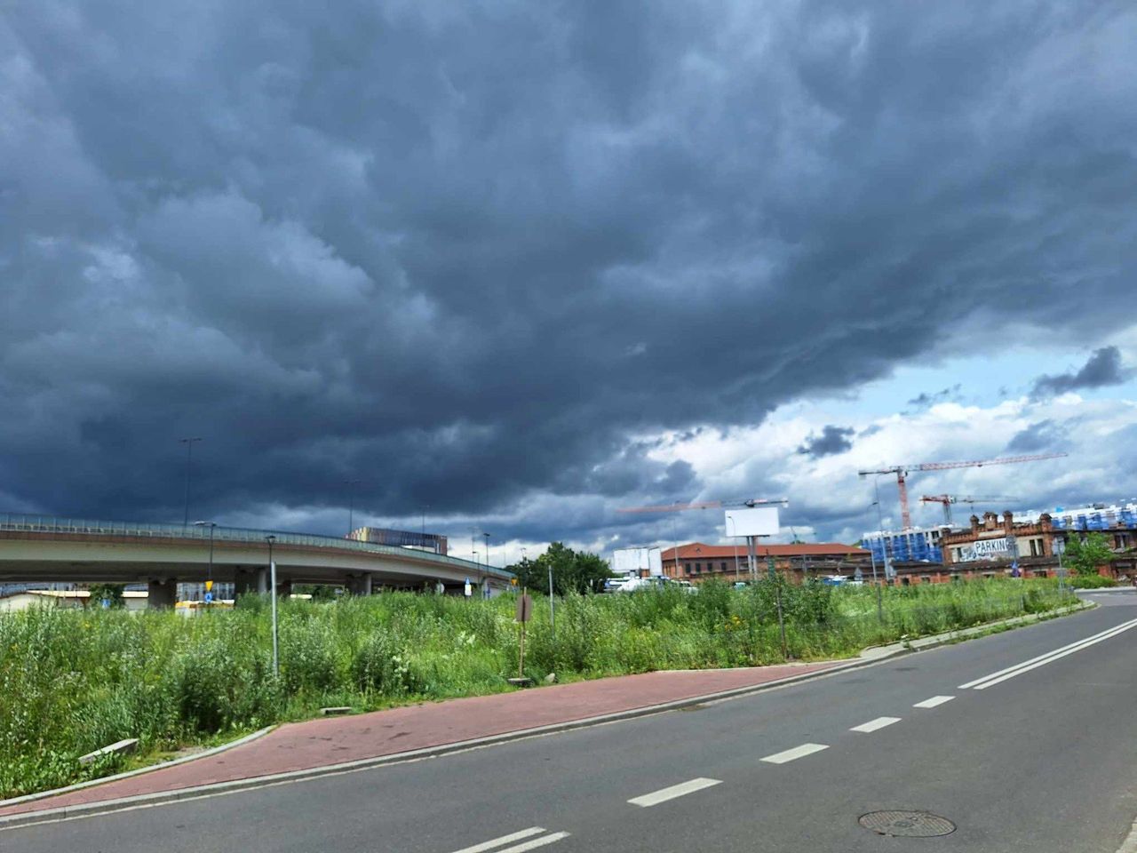 Ciemne chmury nad Krakowem. Znowu zagrzmi i popada?