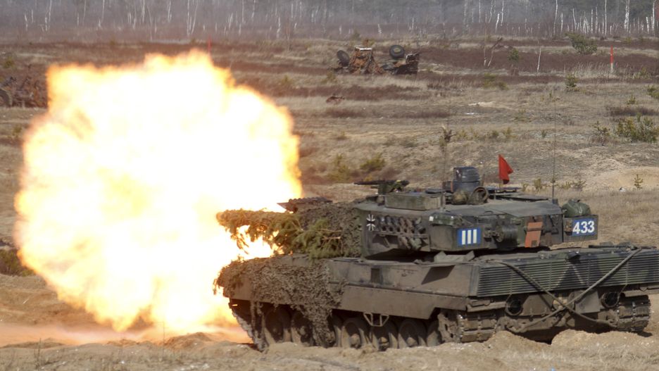 (FILE) - German soldiers of the NATO Extended Presence Battlegroup with their 'Leopard 2' battle tank participiate in the military exercise Crystal Arrow 2021 in Adazi Militari base, Latvia, 26 March 2021 (reissued 24 January 2023). German Chancellor Olaf Scholz has decided to send Leopard 2 tanks to Ukraine and allow other countries such as Poland to do so while the US may supply Abrams tanks, German media has reported 24 January 2023. EPA/VALDA KALNINA *** Local Caption *** 56789523 Dostawca: PAP/EPA.
