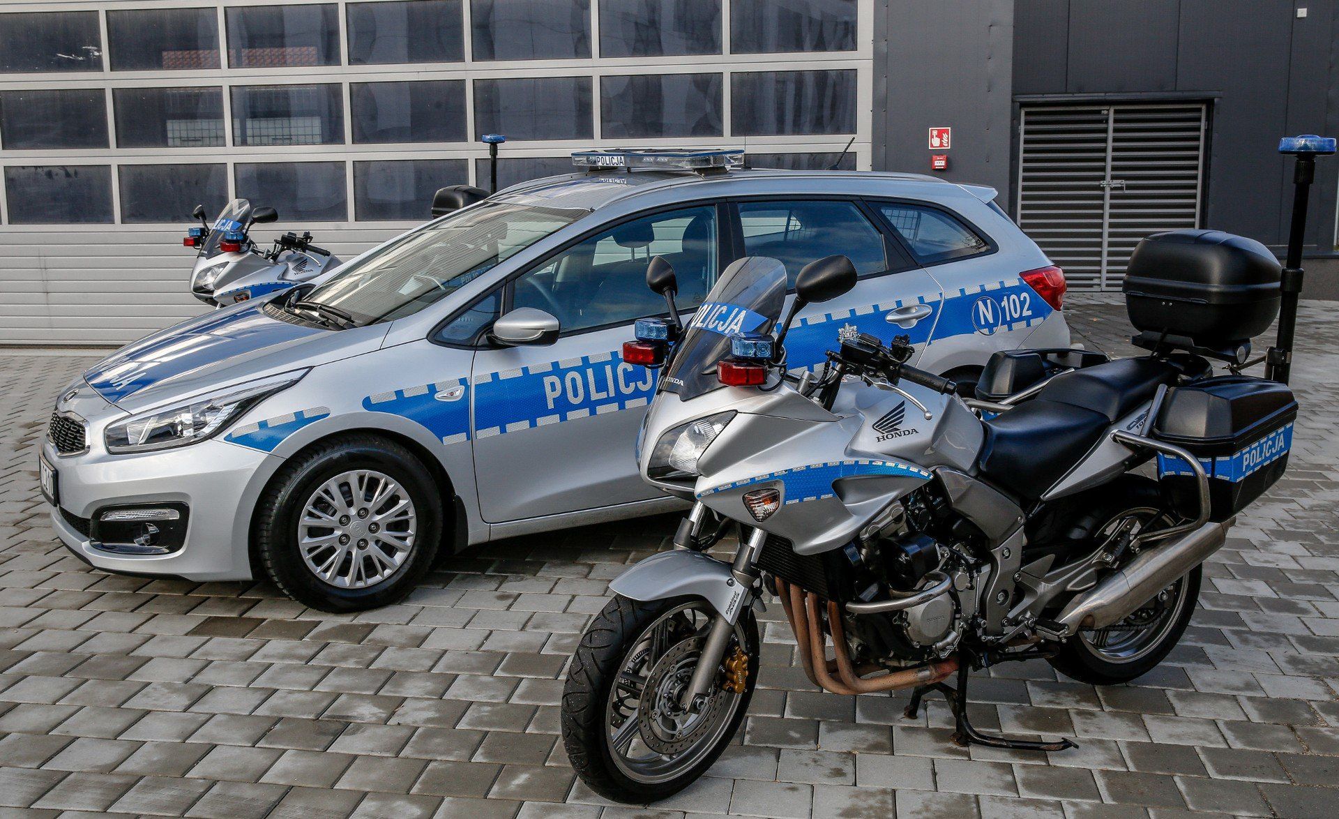 Policjanci z Myślenic odnaleźli właściciela zagubionego plecaka - zdjęcie ilustracyjne