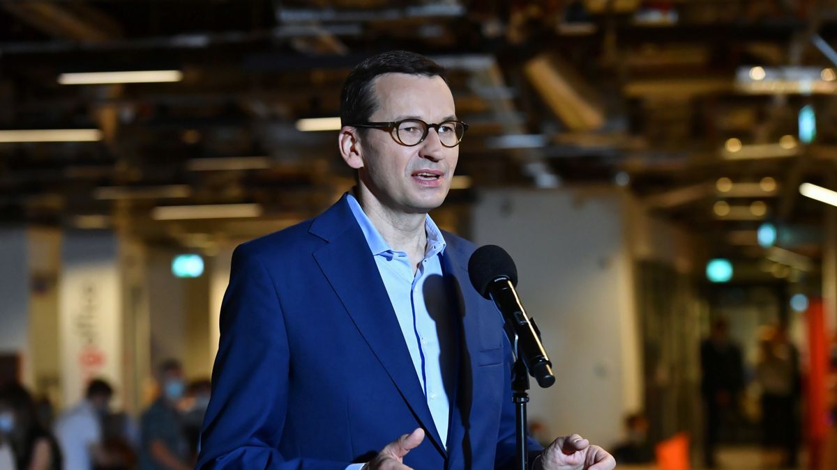 Premier RP Mateusz Morawiecki podczas wypowiedzi dla mediów w przestrzeni coworkingowej „business_link”