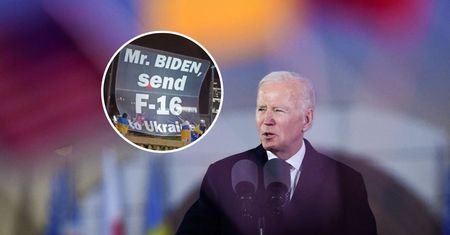 Przed sceną pojawił się transparent. Biden musiał go zobaczyć