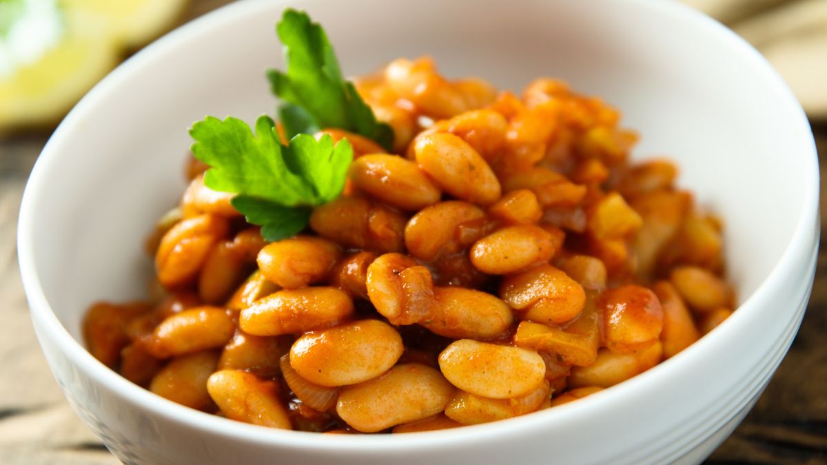 Fasola w sosie pomidorowym to jeden z wielu pomysłów na strączki