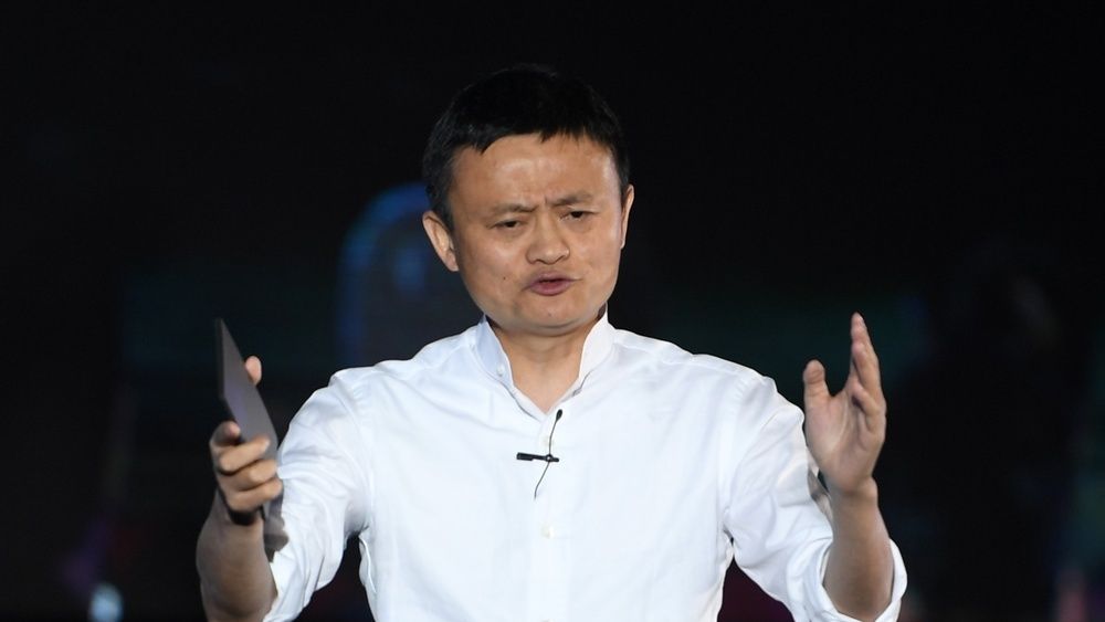 Jack Ma przekonuje, że kiedyś elektryczność zmieniła świat, a teraz zrobi to sztuczna inteligencja. 