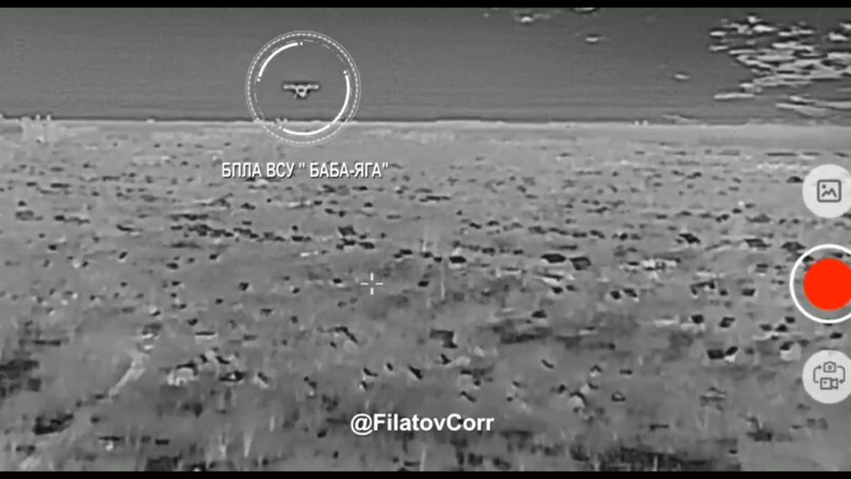 Rosyjski dron staranował ukraińskiego drona "Baba Jaga".