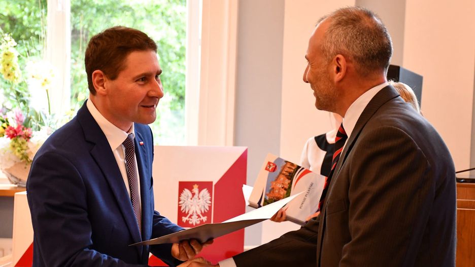 Radny Grzegorz Kuna z zadowoleniem odbierał zaświadczenie o wyborcze na radnego. Po chwili dowiedział się, że nie będzie członkiem zarządu powiatu puławskiego
