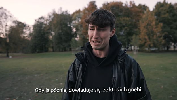 Internauci MIAŻDŻĄ Marcina Dubiela za łzawy film, w którym pokazał mamę i rodzeństwo: "Jak można wykorzystywać własną rodzinę"