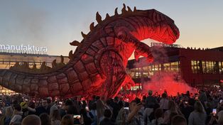 Tego w Łodzi jeszcze nie było. Gigantyczny dinozaur zawisł nad Manufakturą na jej 20. urodzinach!