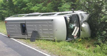 Wypadek w Poniatowej. Chcąc uniknąć zderzenia z tirem wjechał w drzewo. Pięć osób w szpitalu