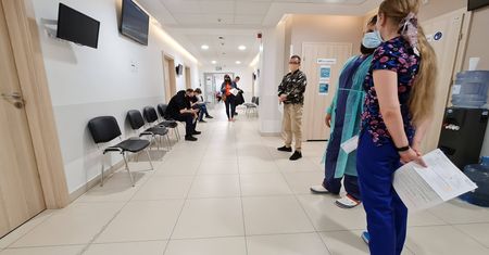 Potężna fala zakażeń w Polsce, ale szczepionek brak. Najostrzejszy objaw to "pianie"