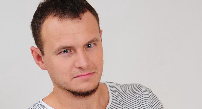 Uznany przez OKO.press za fikcyjnego dziennikarz Konrad Wojciechowski istnieje. Współpracuje z WP, "GW" i "DGP"