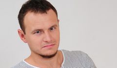 Uznany przez OKO.press za fikcyjnego dziennikarz Konrad Wojciechowski istnieje. Współpracuje z WP, "GW" i "DGP"