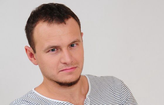 Uznany przez OKO.press za fikcyjnego dziennikarz Konrad Wojciechowski istnieje. Współpracuje z WP, "GW" i "DGP"