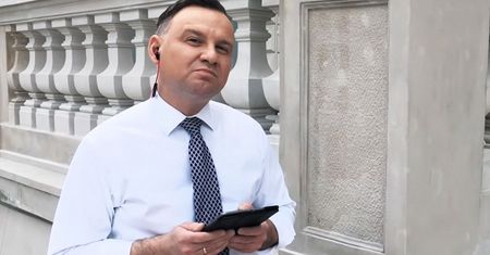 Duda rapuje, by zbierać pieniądze. Czy wie, w co się wpakował? [OPINIA]