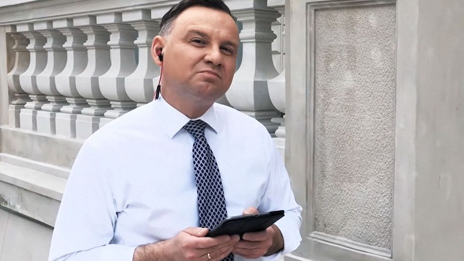 Prezydent Andrzej Duda nawija o ostrym cieniu mgły