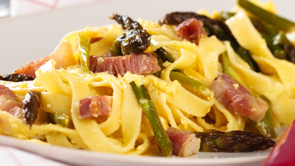 Makaron alla carbonara z boczkiem i szparagami