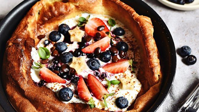 Dutch baby z jogurtem i owocami