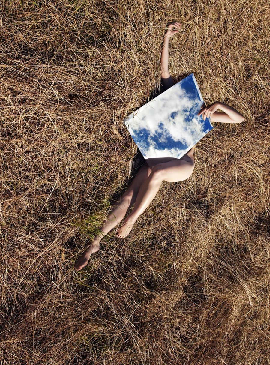 Loreal Prystaj ukryta za lustrem na pięknych portretach w otoczeniu natury 5