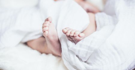 Opieka nad żoną po porodzie. Komu przysługuje?