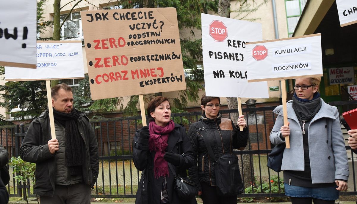 "Nie! reformie pisanej na kolanie". Protest nauczycieli i rodziców