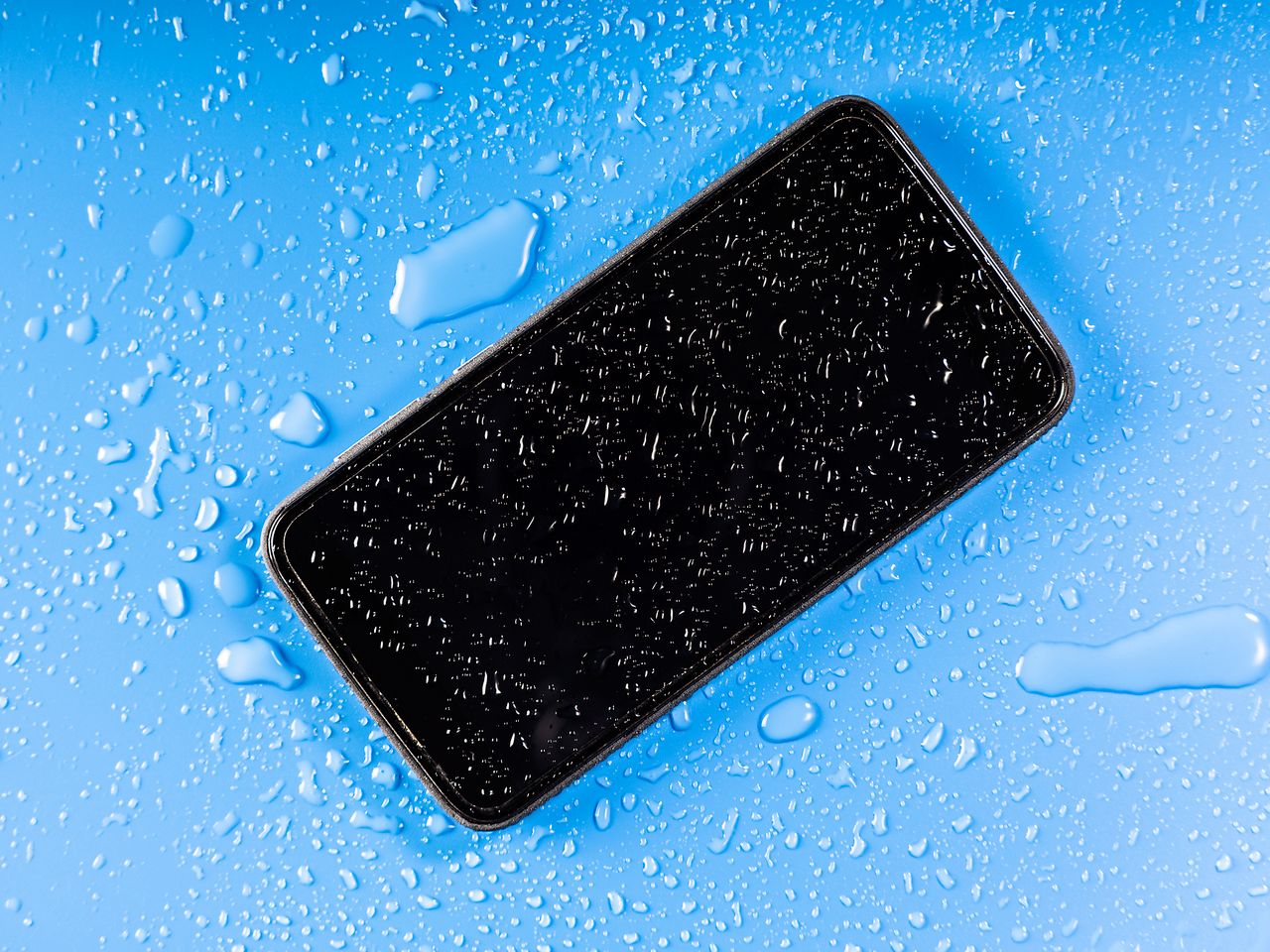 Wodoszczelne iPhone’y? Apple pozwany za wprowadzanie klientów w błąd