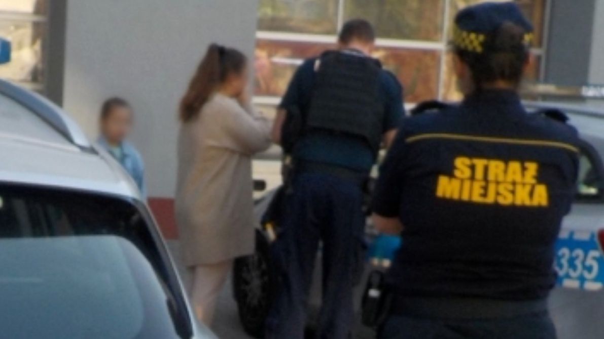 Przechodnie zauważyli roztrzęsioną dziewczynkę